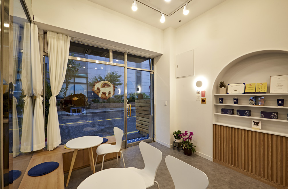 夏日甜蜜糖果店 | 温馨白色&木质元素，打造 10 平米可爱点心空间-5