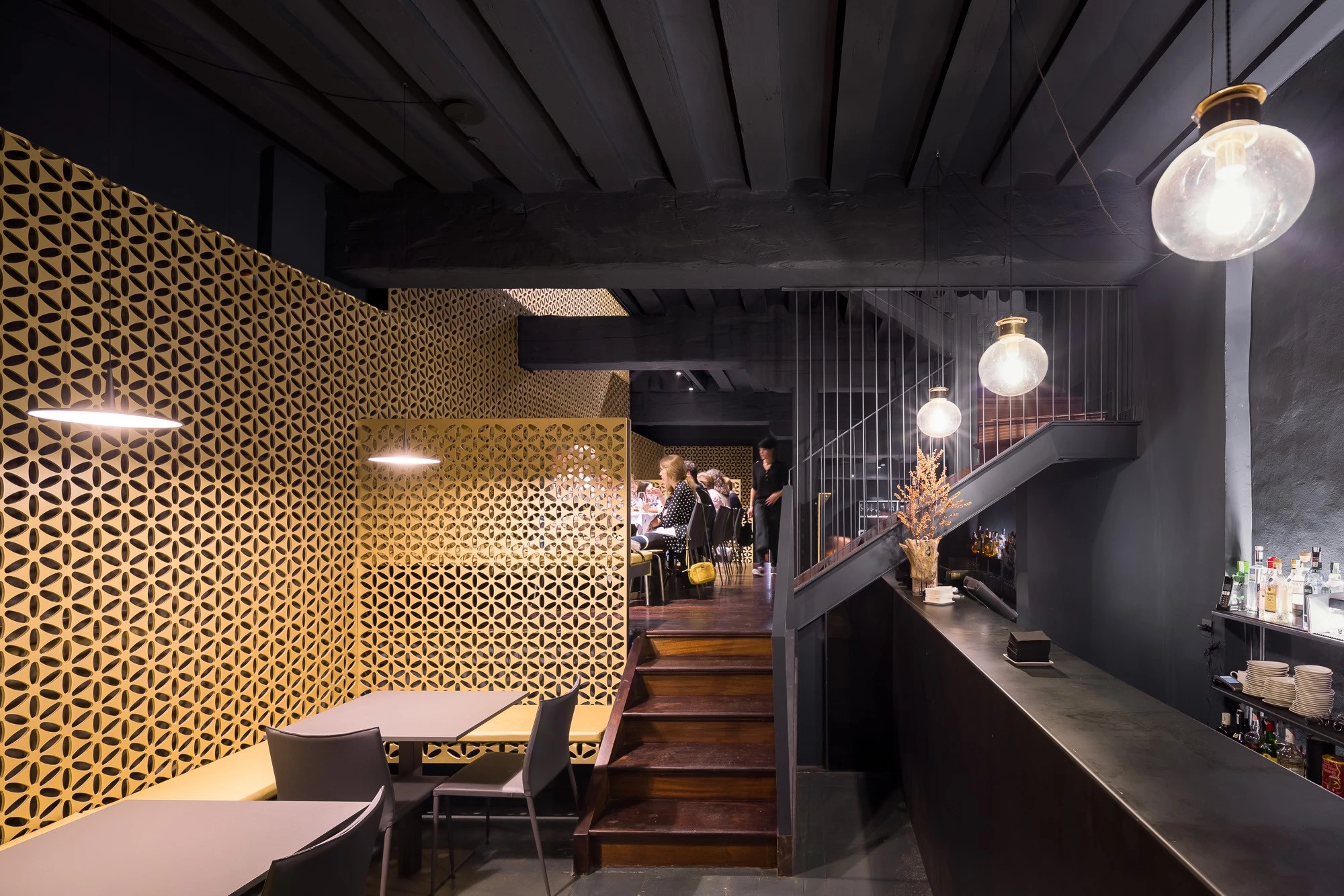 惊艳的西班牙餐厅设计，尊重传统与创新的完美结合-18