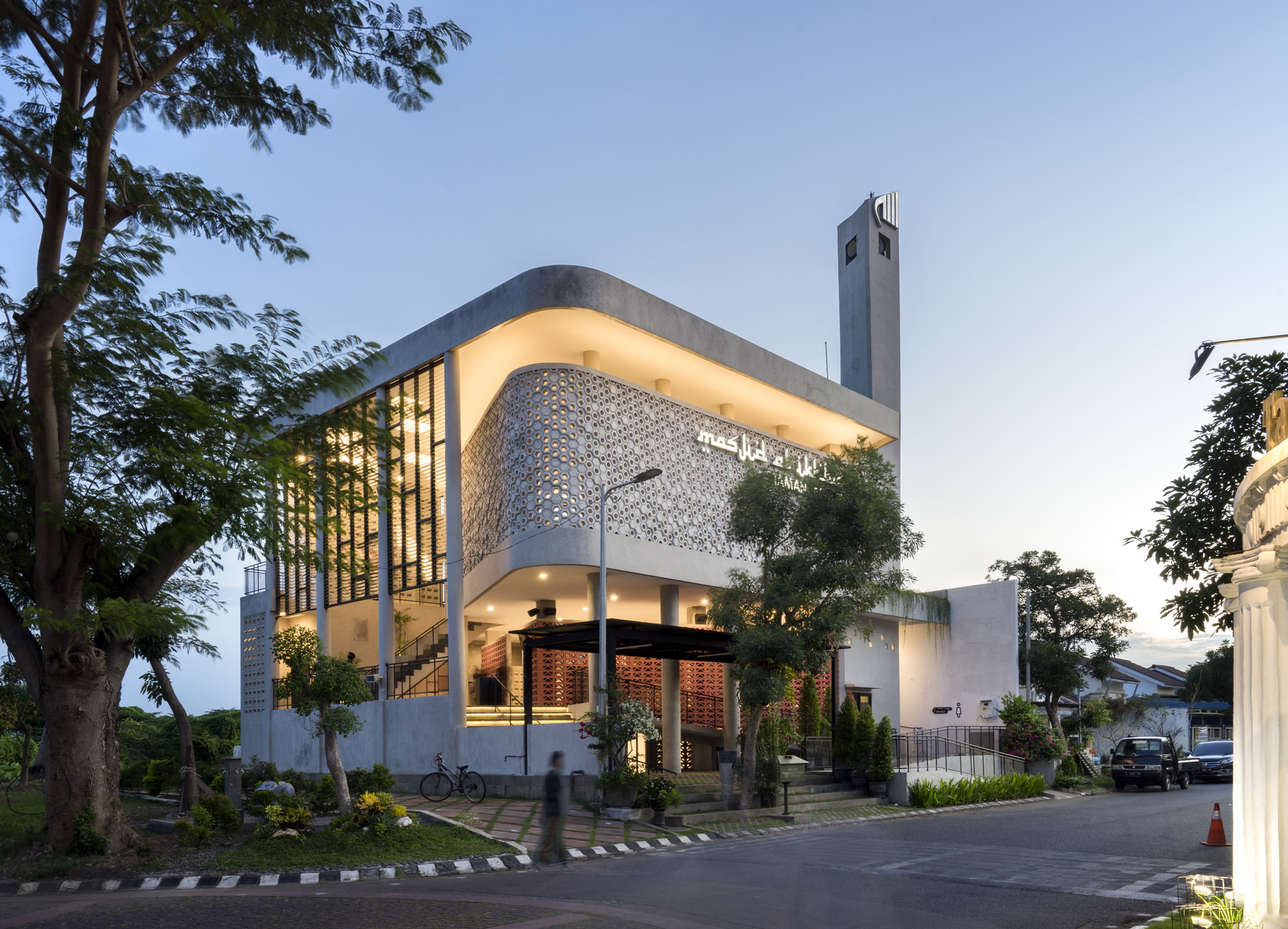 Honeycomb Mosque / Andyrahman Architect-35