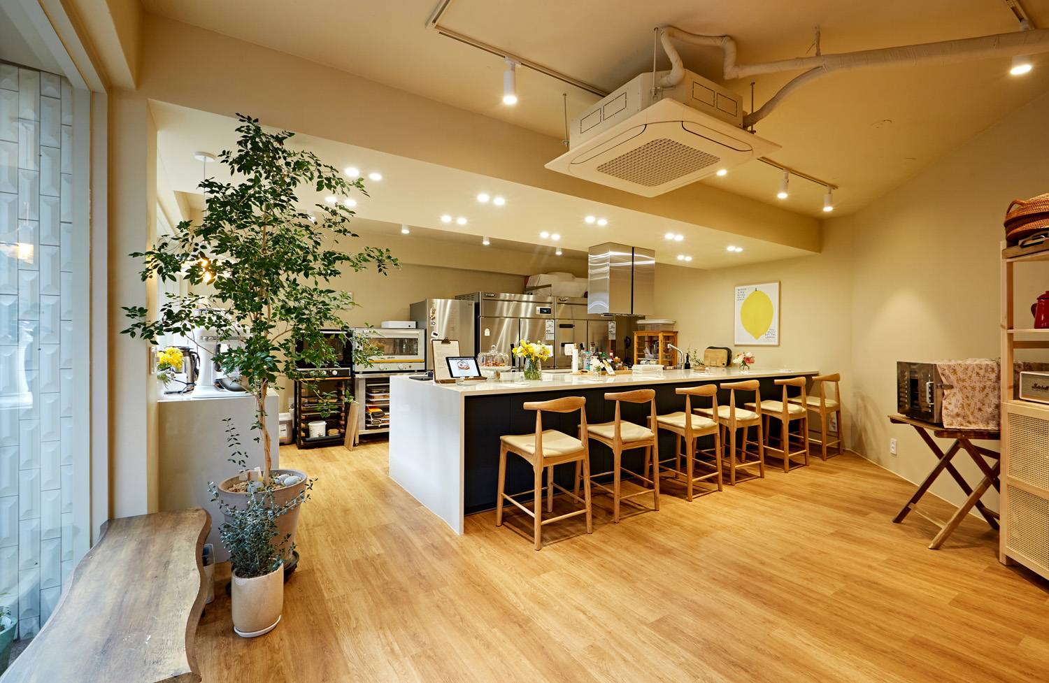 白色与木色交织的 14 平米极简室内设计-5