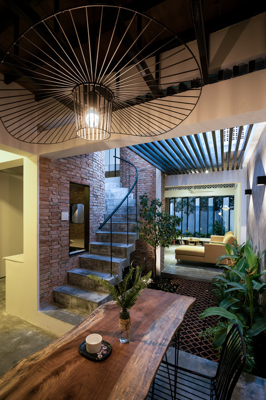 越南热带小院中的“遮阳伞”建筑-28
