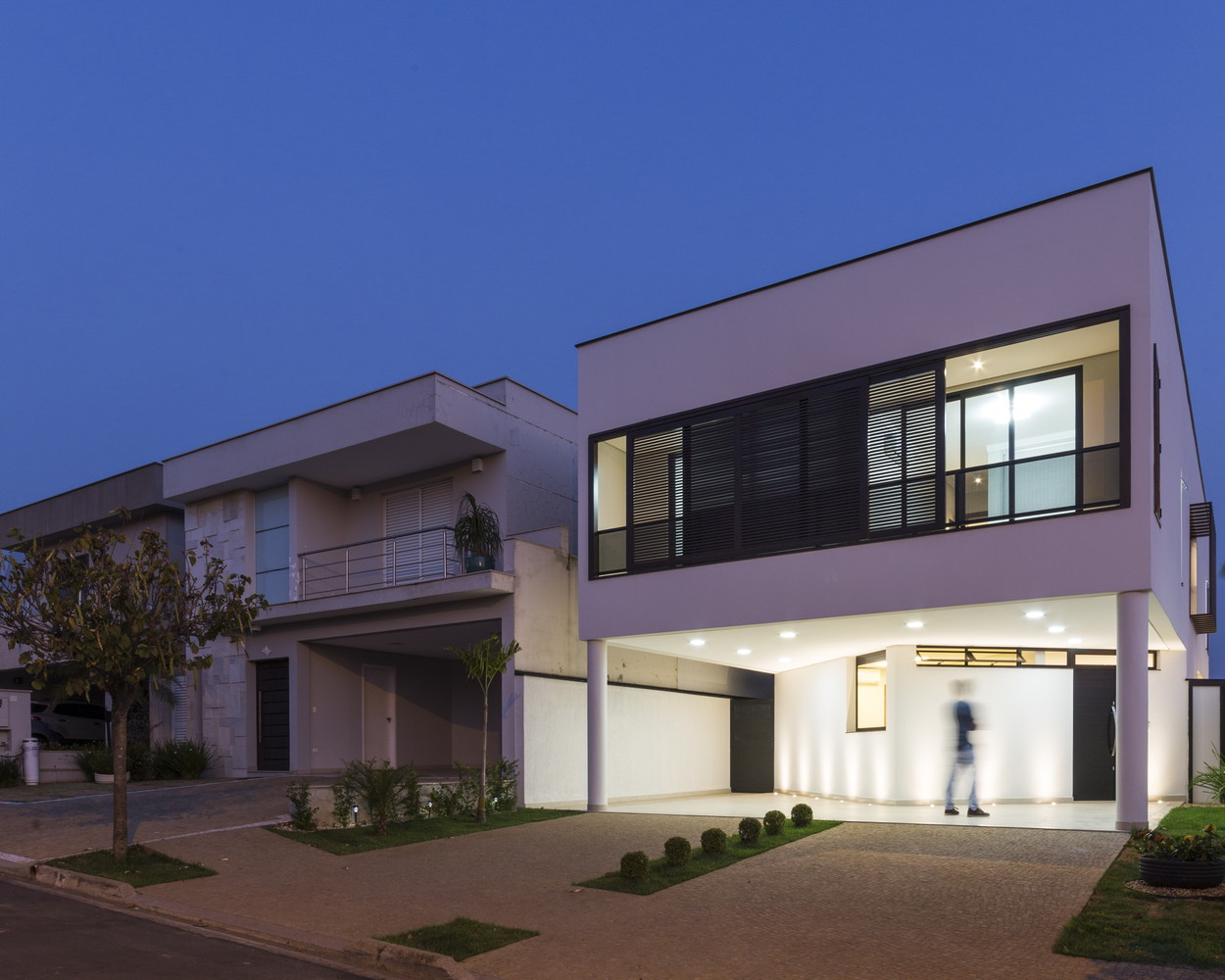 巴西 DBP House | 灵动布局，光影交织的生态住宅-38