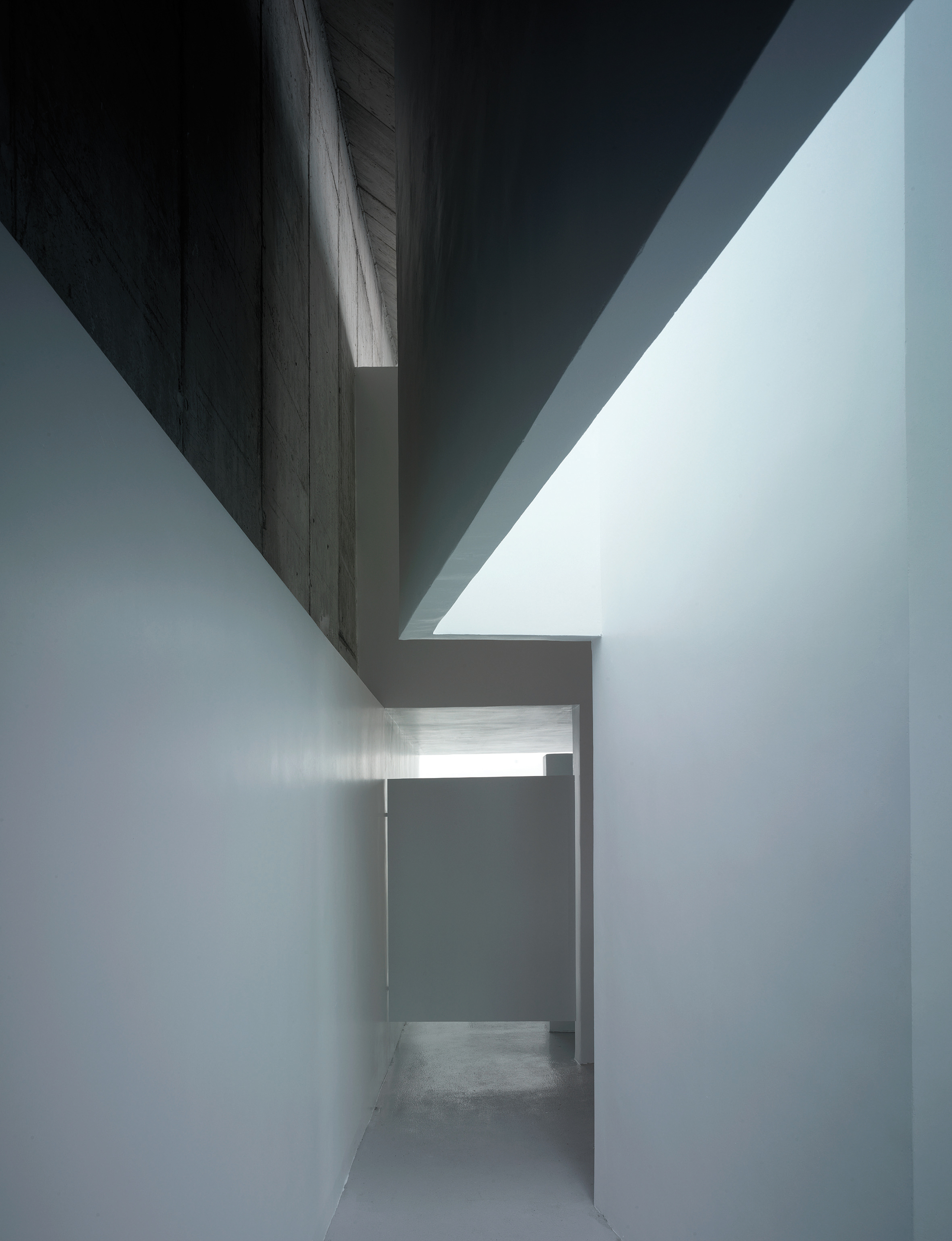 Public Pool on a Urban Artificial Valley / DJ Arquitectura-40