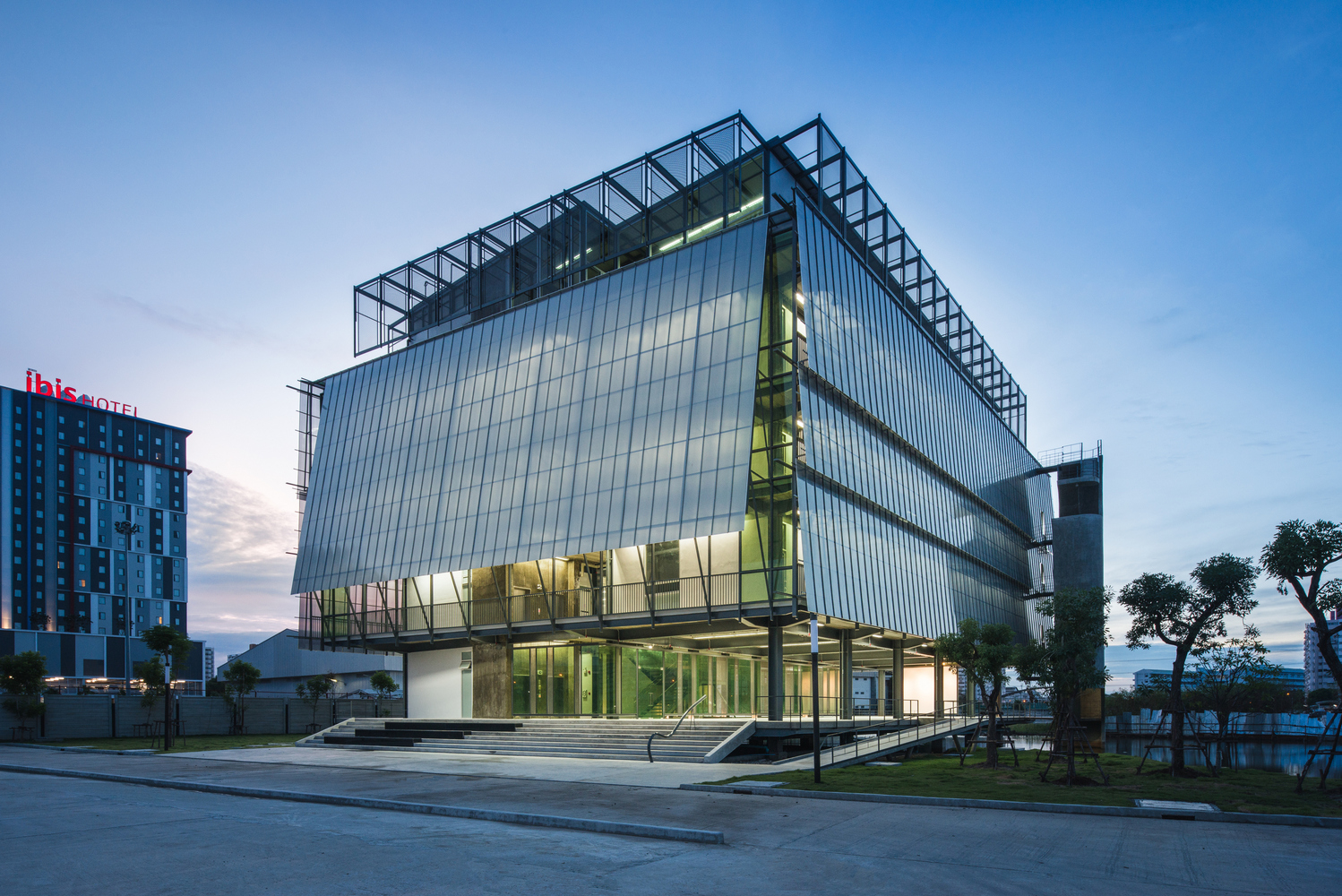 泰国 Silpakorn 大学地标性建筑-53