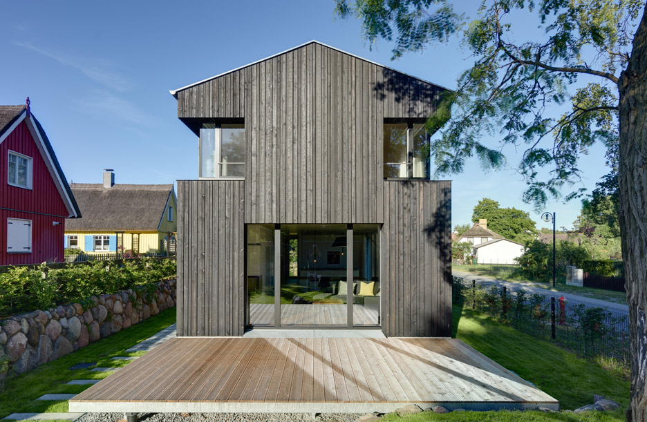 德国黑漆谷仓度假屋 设计融入本土传统元素-2