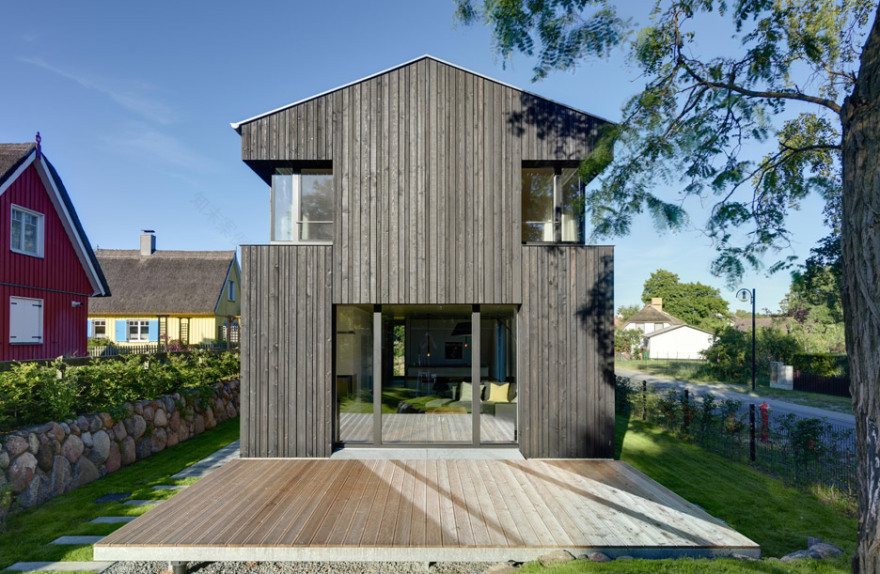 德国黑漆谷仓度假屋 设计融入本土传统元素-2