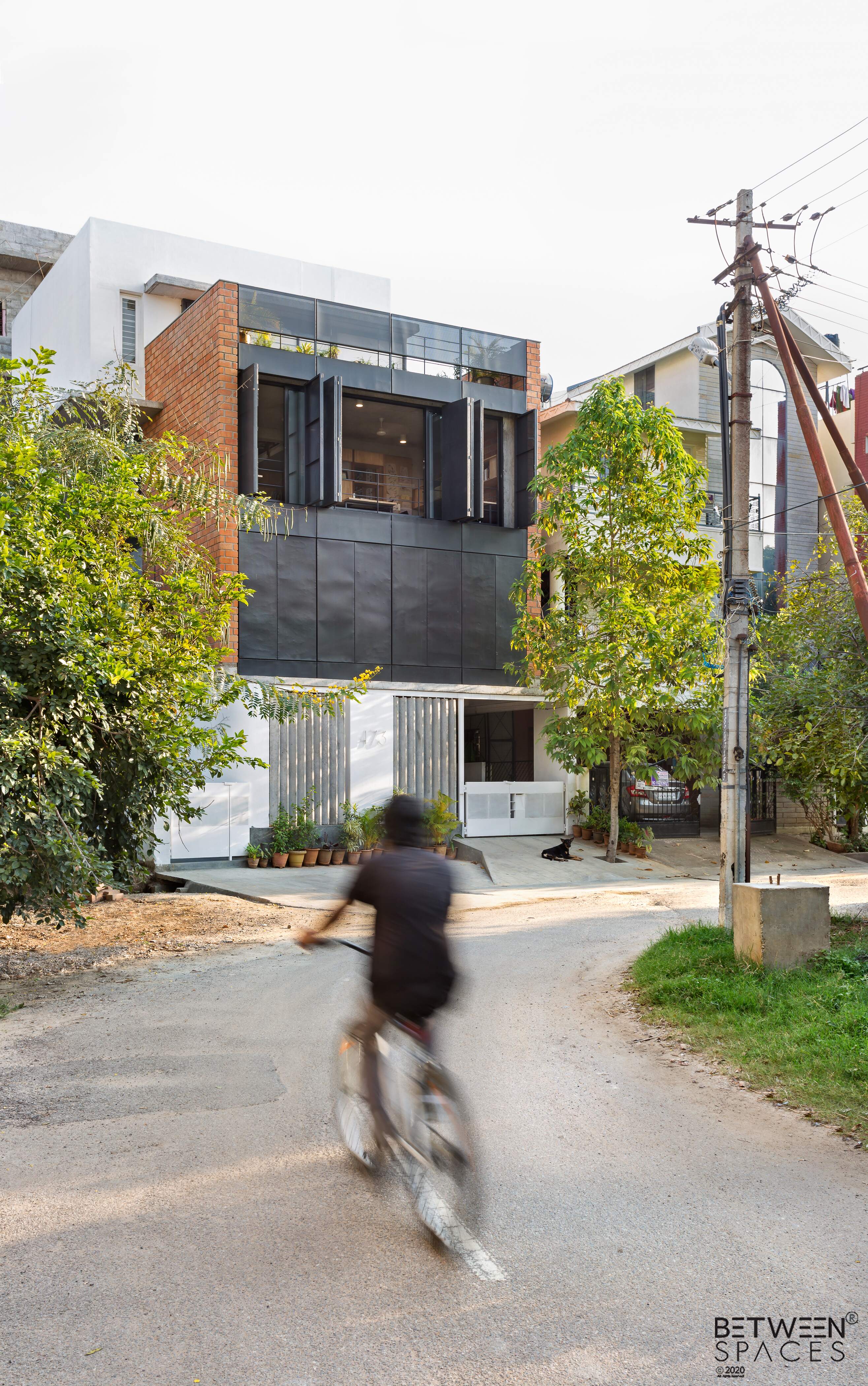 融入城市景观的简约办公空间设计-7