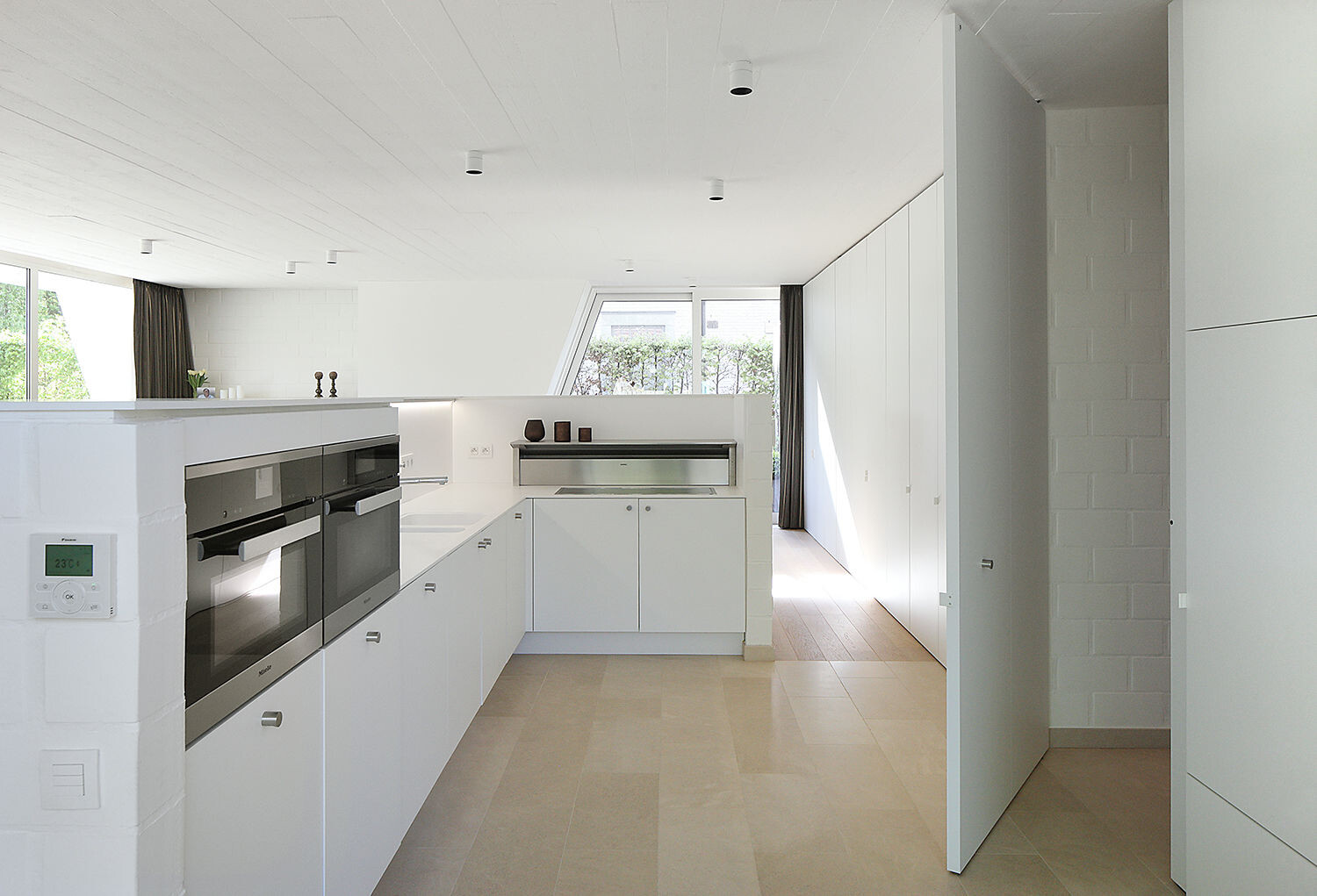 独特造型打破传统，红砖住宅的雕塑空间-24