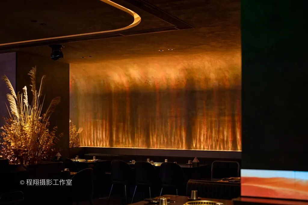 邂逅极光大漠畅享美食美酒｜海底捞旗下餐厅焰请烤肉铺子实景拍摄案例分享-13