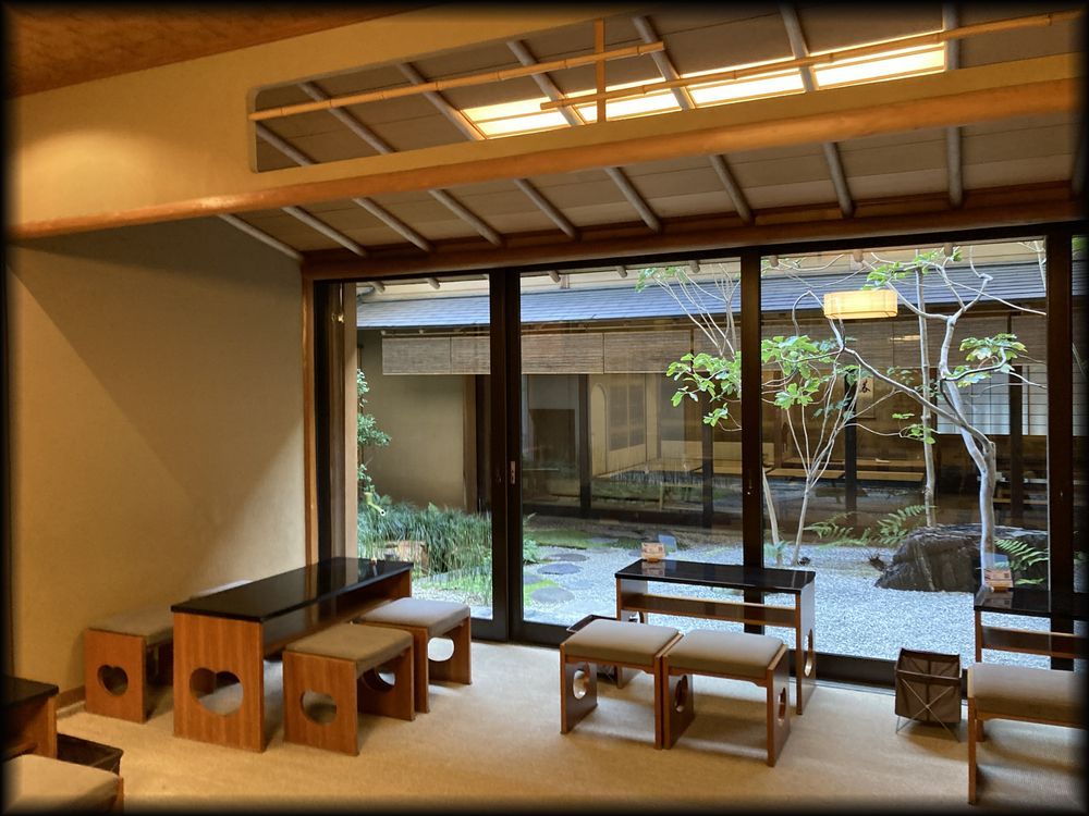 鶴屋吉信本店茶寮「菓遊茶屋」茶室「游心」及坪庭丨日本京都-20