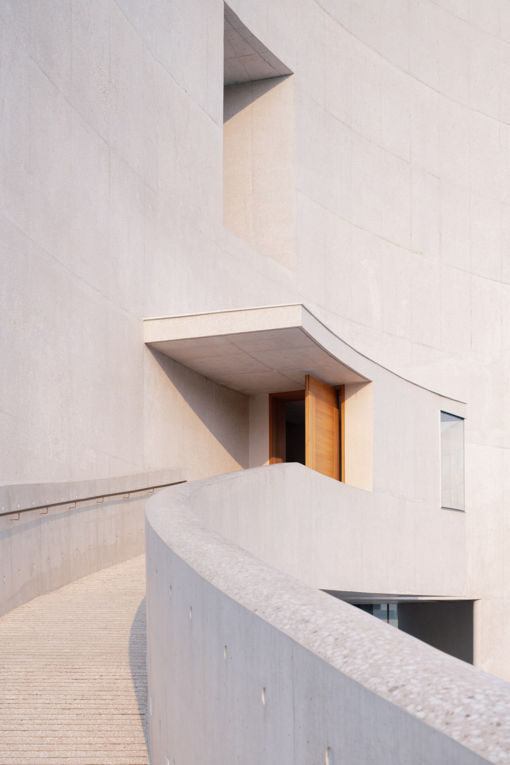 降落在阿那亚广场上精密音乐盒子的混凝土礼堂设计丨中国秦皇岛丨直向建筑-6