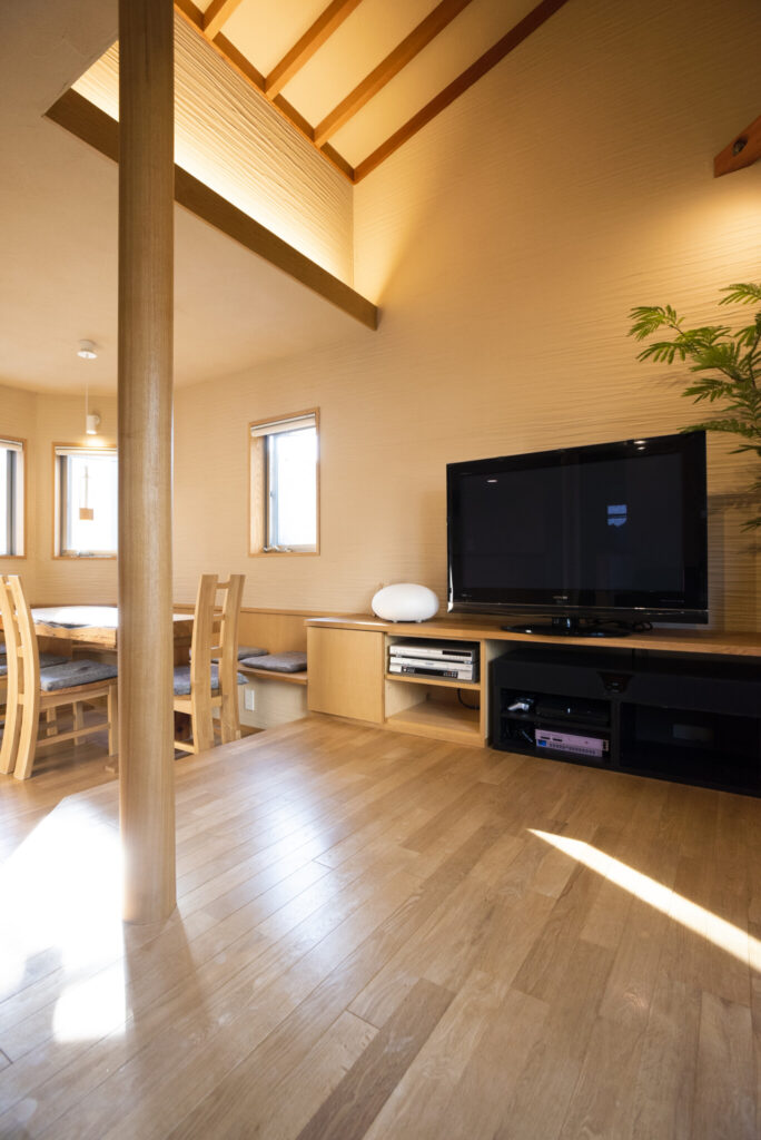 自然素材にこだわる　光と陰が織りなす変化を楽しむ左官の技が光る家 | Architecture | 100%LiFE-1