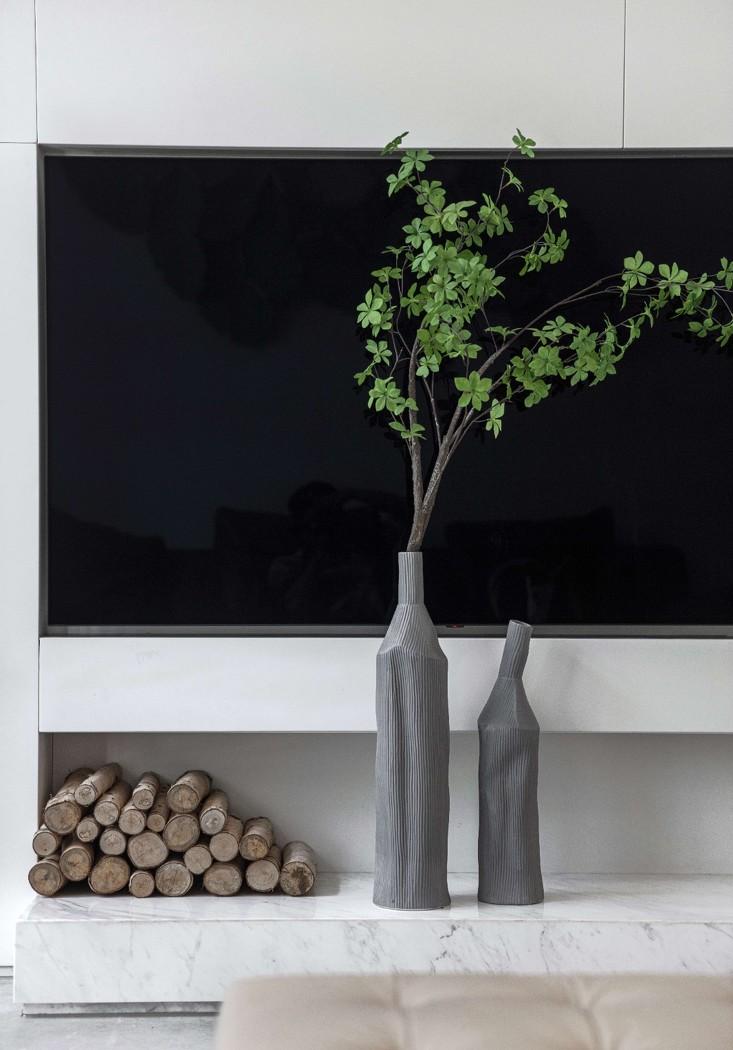 绿意葱郁中的现代极简别墅设计-19