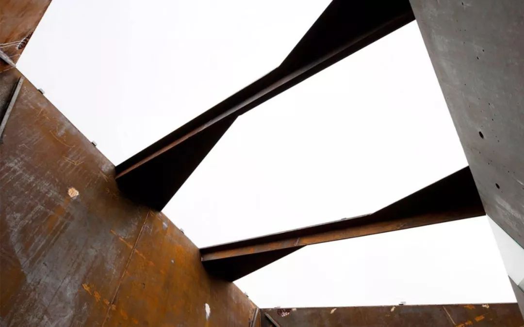 挪威锈红色卫生间，抵抗极端风的建筑奇迹-9