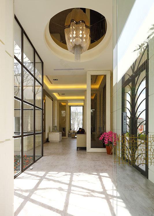 李铭峰打造简约线条大宅 古典气韵与自然光线辉映-8