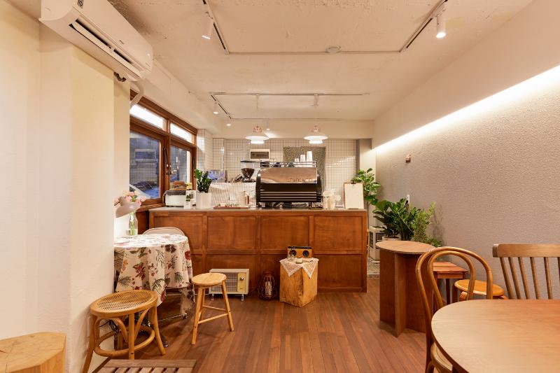 温馨八坪咖啡厅，外观吸睛设计-3