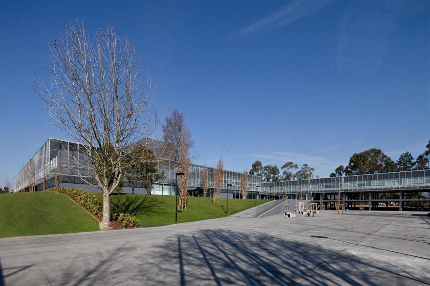 葡萄牙 Lousada 市立中学 | 环保与科技融合的现代教育空间-4