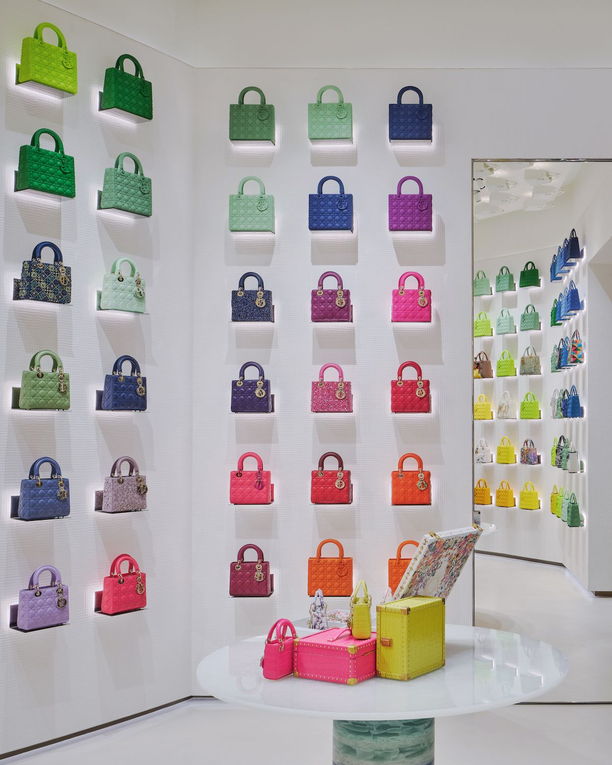 Dior 快闪店「黄金屋」丨泰国曼谷丨Dior 视觉营销创意总监 Luca Albero-57