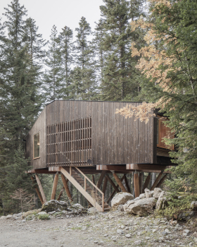 两座架空的小屋丨法国丨Cyril Chênebeau