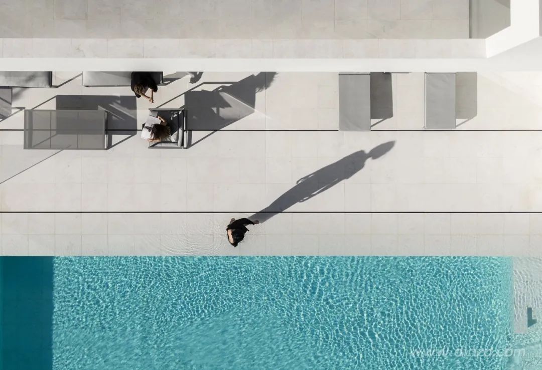 白色极简,融入自然的住宅设计-82