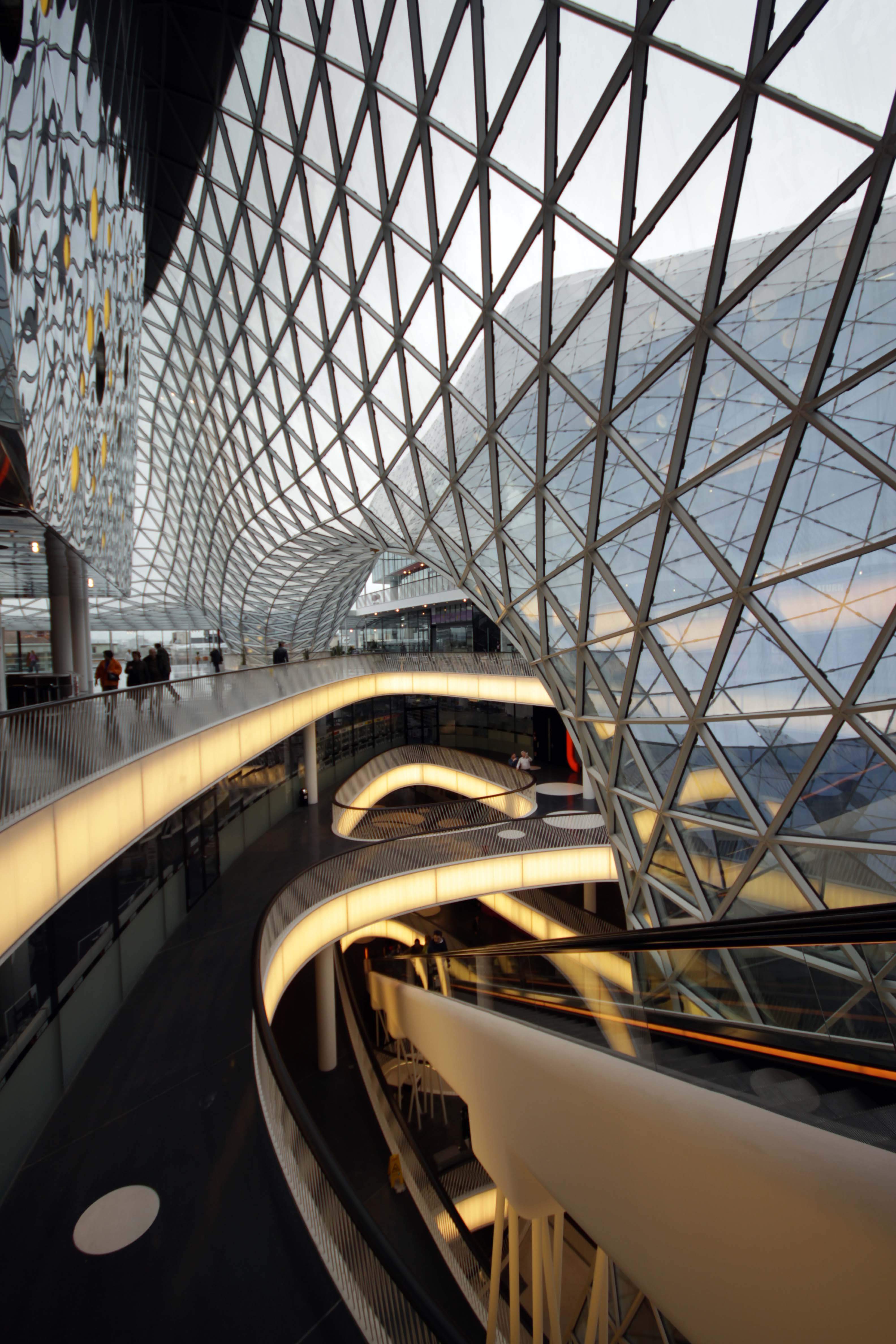 Frankfurt MyZeil 购物中心的空中河流设计-40