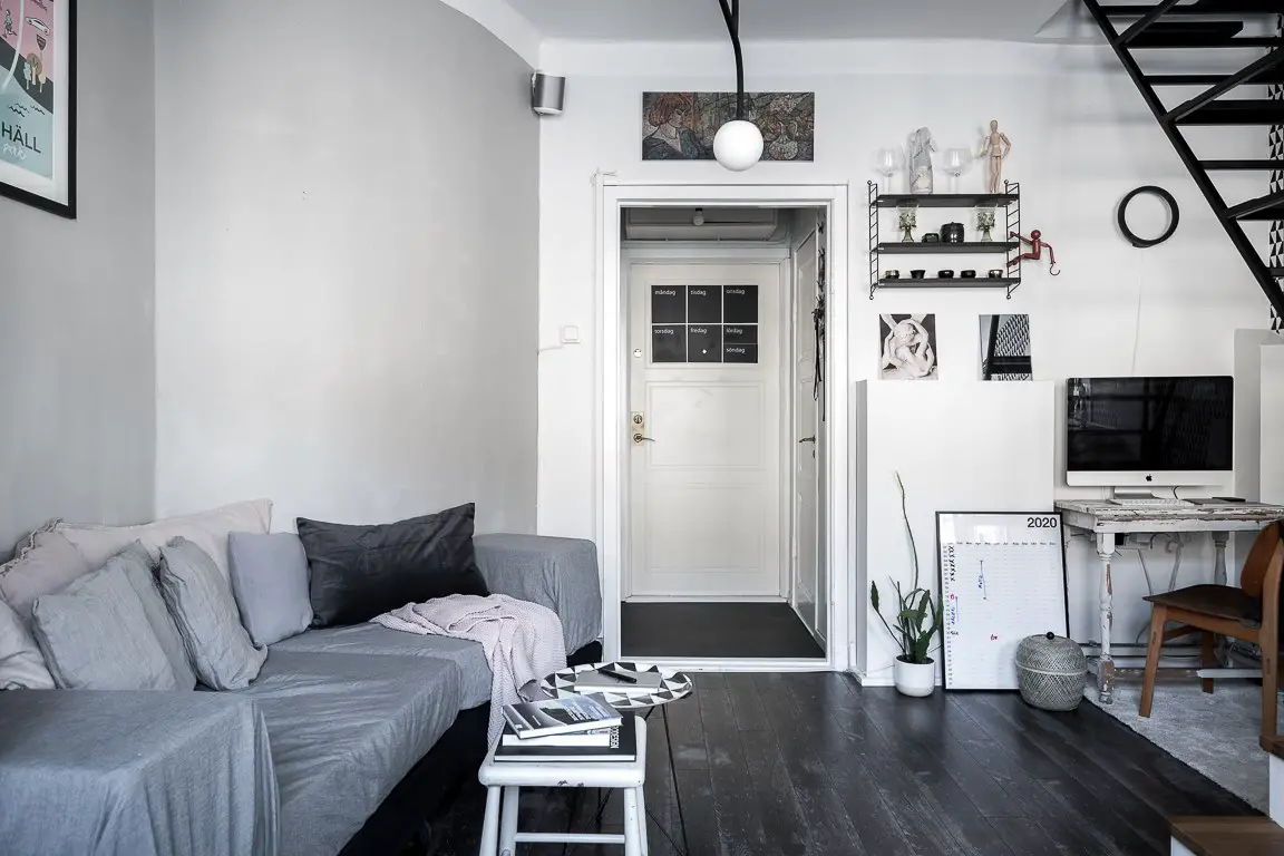 钢质楼梯与黑白墙纸 | 30m²复式公寓的时尚设计-10