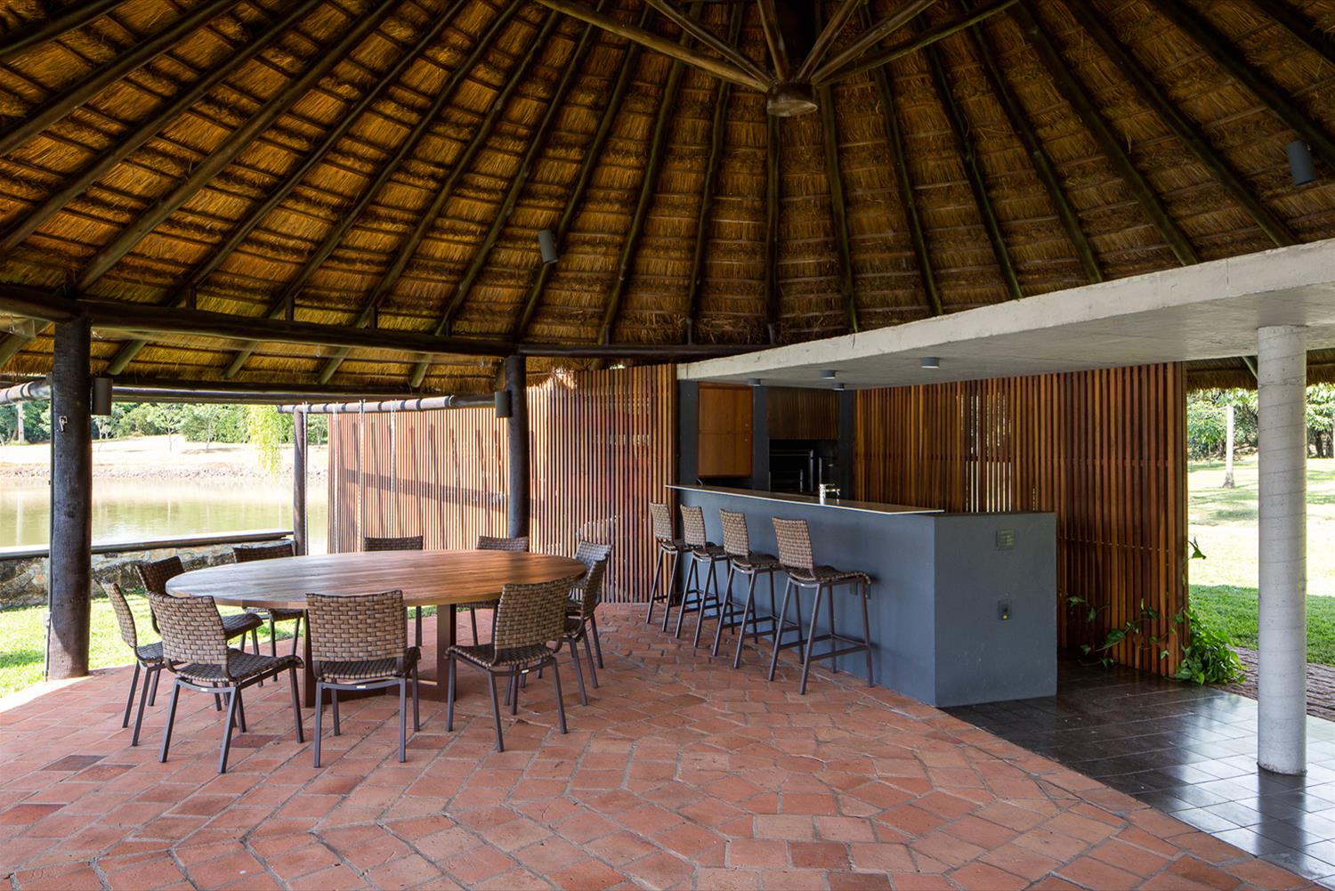 巴西乡村湖畔的半开放式休闲亭设计-13