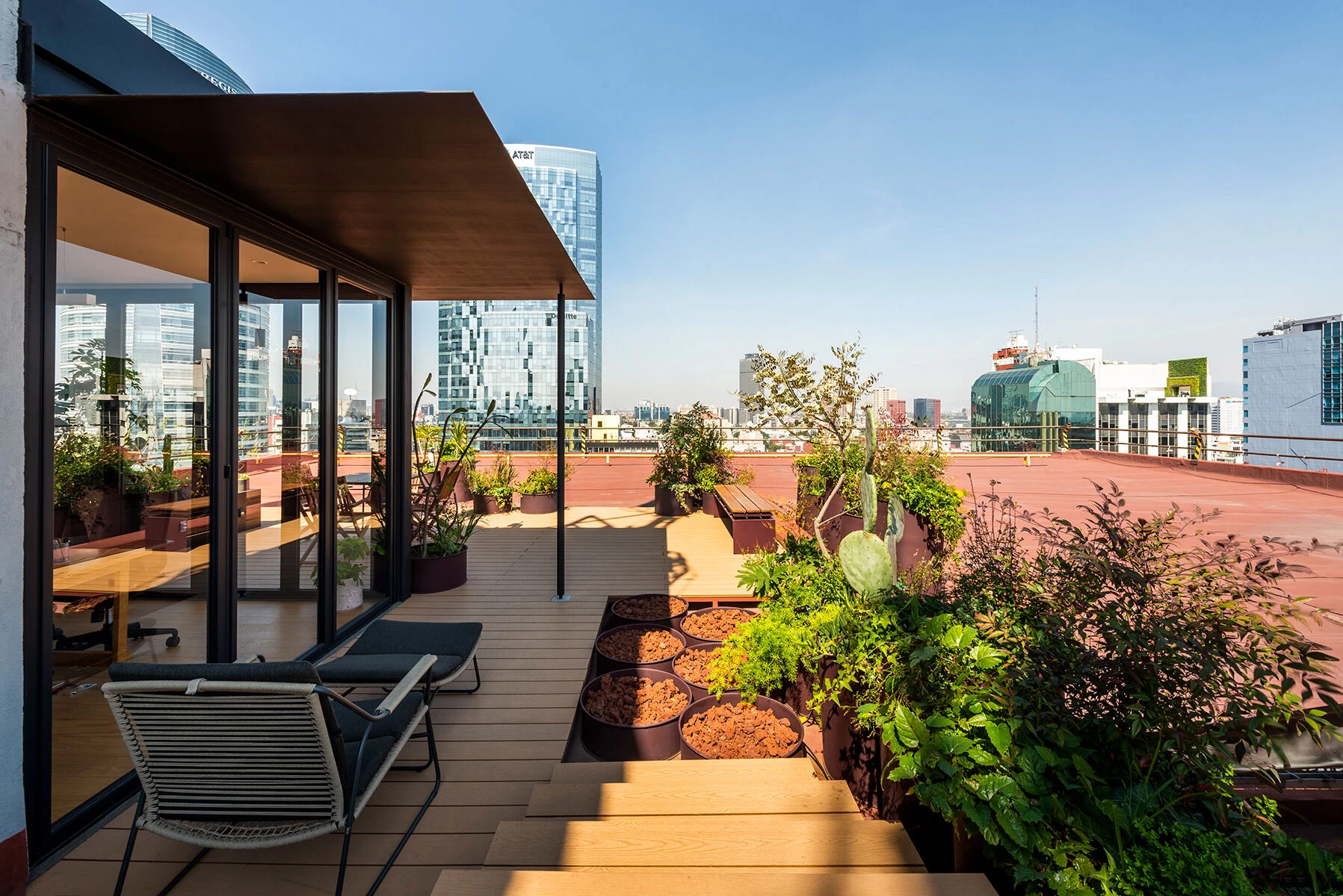 墨西哥城繁忙大道上的空中办公室改造-32