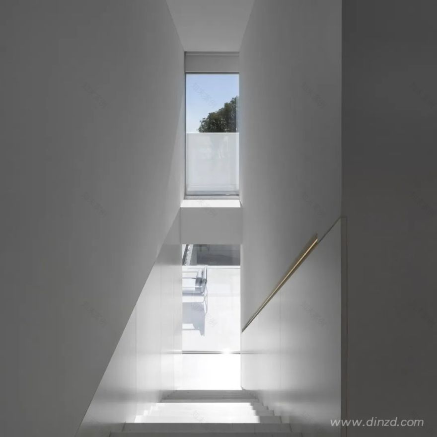 白色极简,融入自然的住宅设计-106