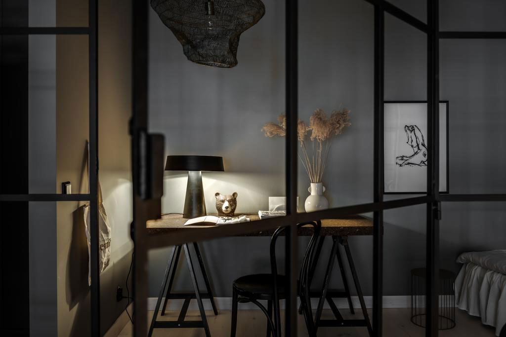 瑞典 75 平米公寓的黑暗墙面与有趣分区设计-3