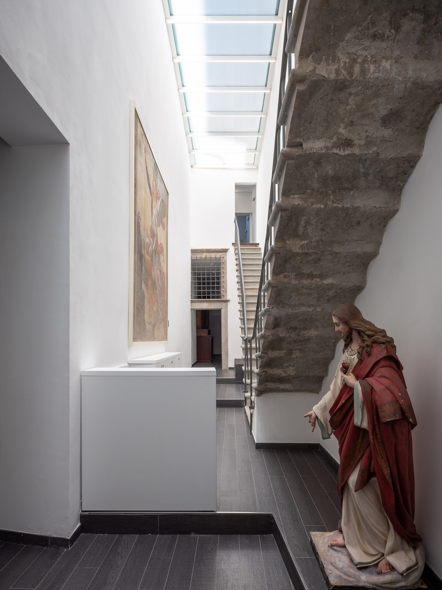 光影交织下的历史教堂修复-29