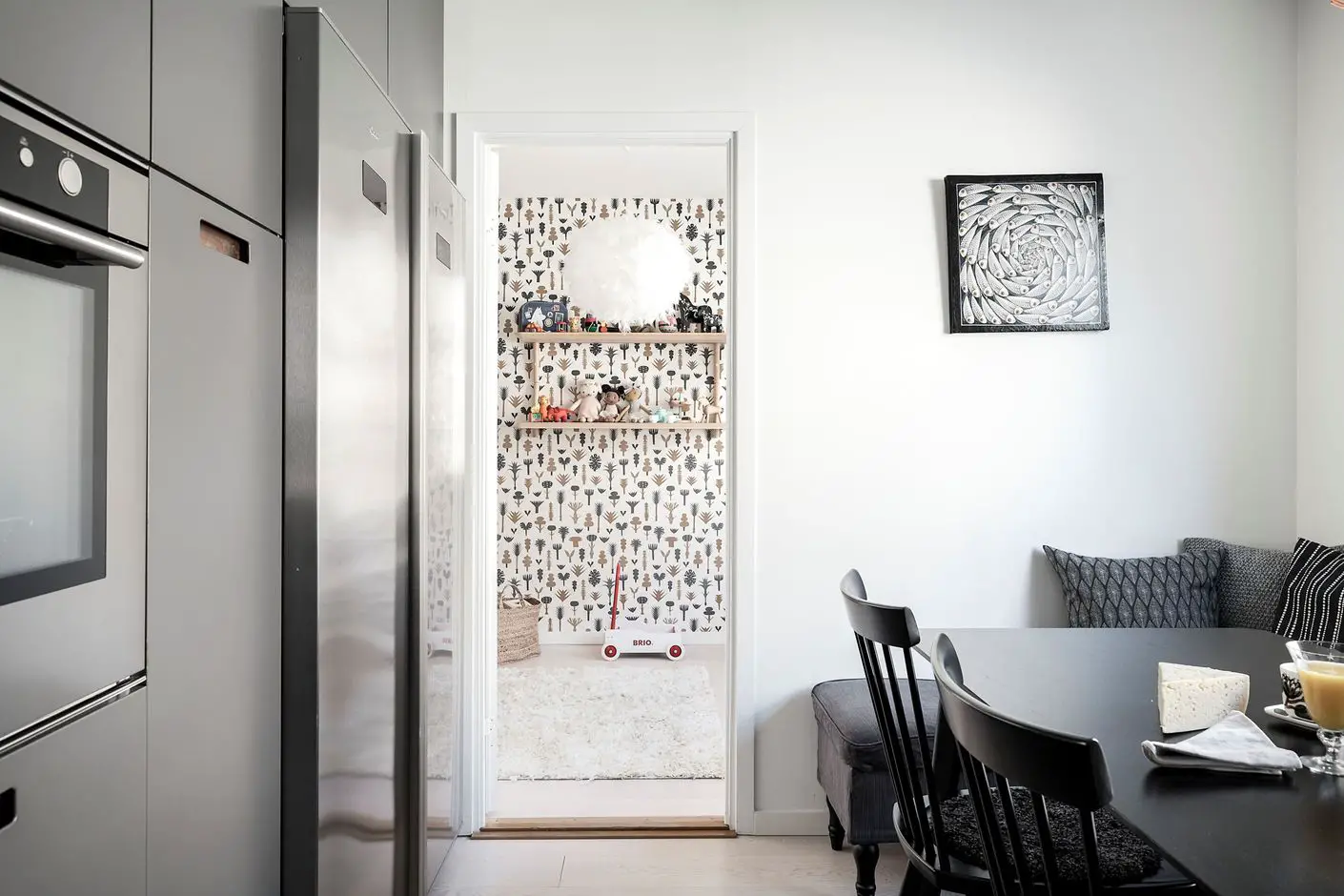 60 年代瑞典公寓里的深色 velvet sofa 和 Scandinavian 设计-10