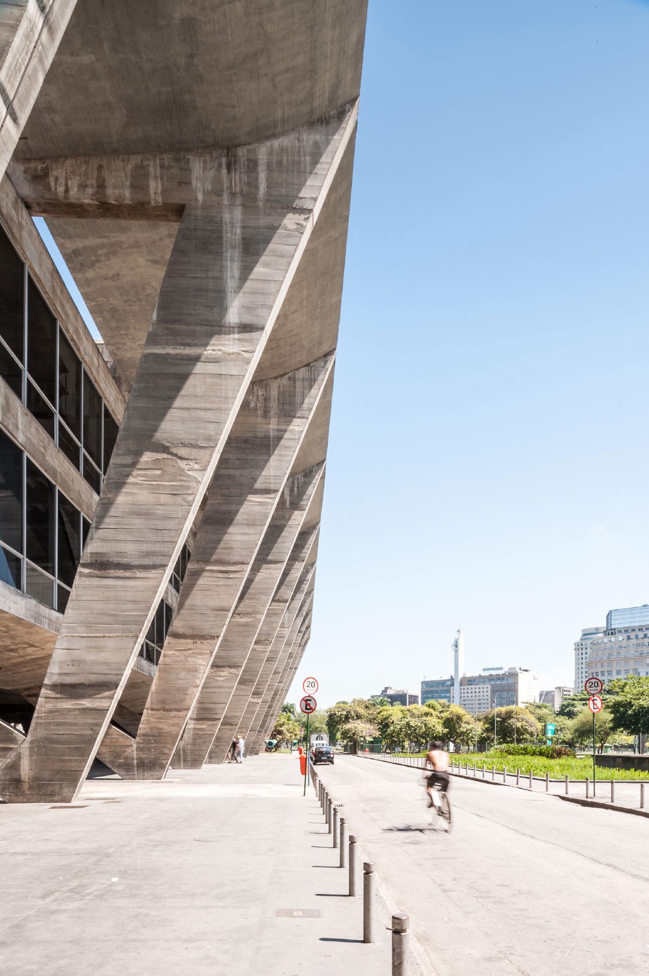 巴西里約熱內盧現代藝術博物館：建築大師 Affonso Eduardo Reidy 採V形柱列、懸吊樓板，打造現代主義建築經典 | FAM-26