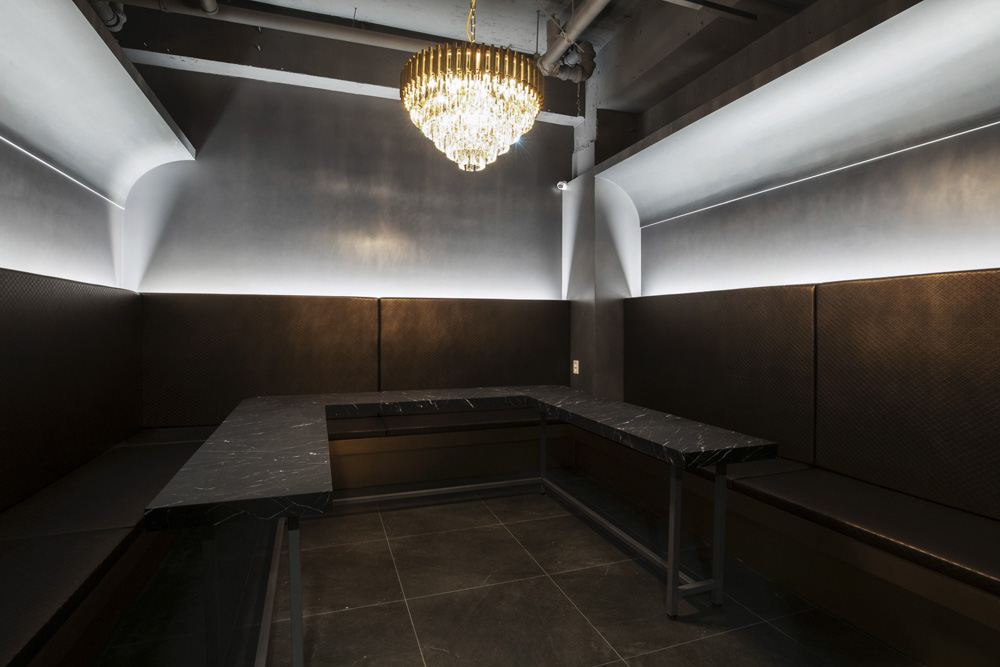 高级黑 | 巴塞罗那 1% 餐厅的惊艳室内设计-14