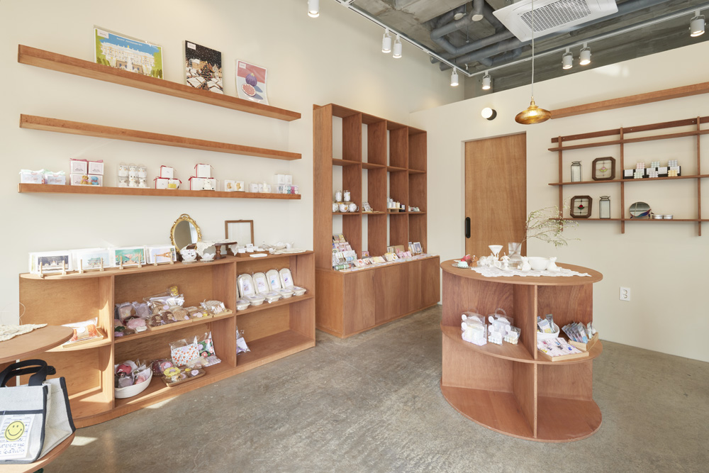 白色与木色交融，打造宁静舒适的室内空间-3