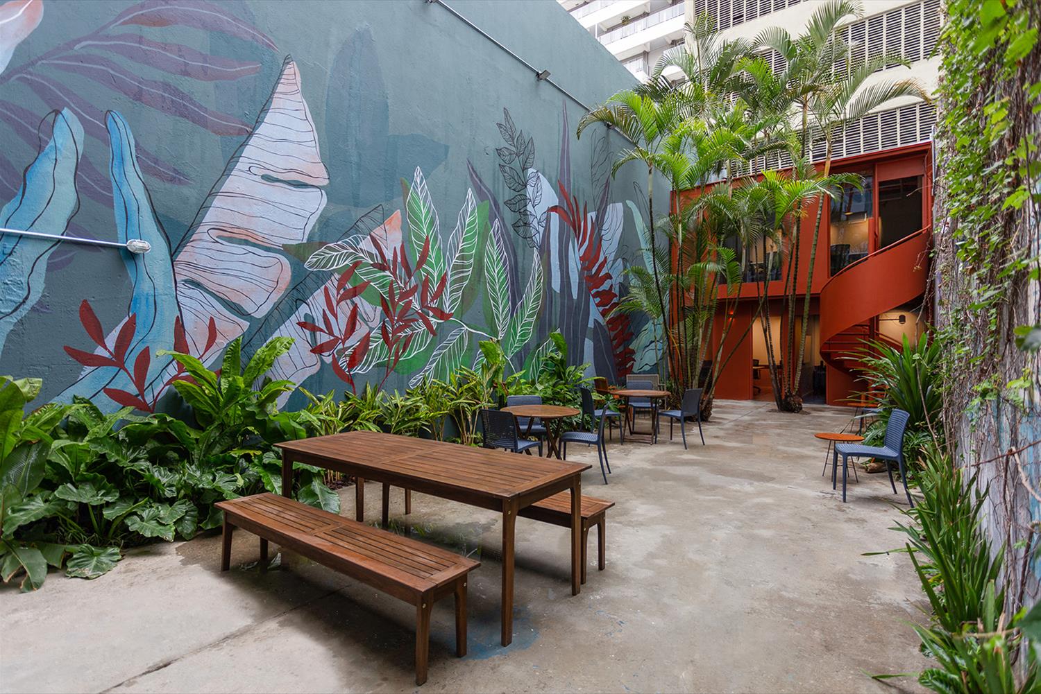 巴西 Pinheiros 办公空间设计 · 钢铁丛林中的绿色鸟巢-11