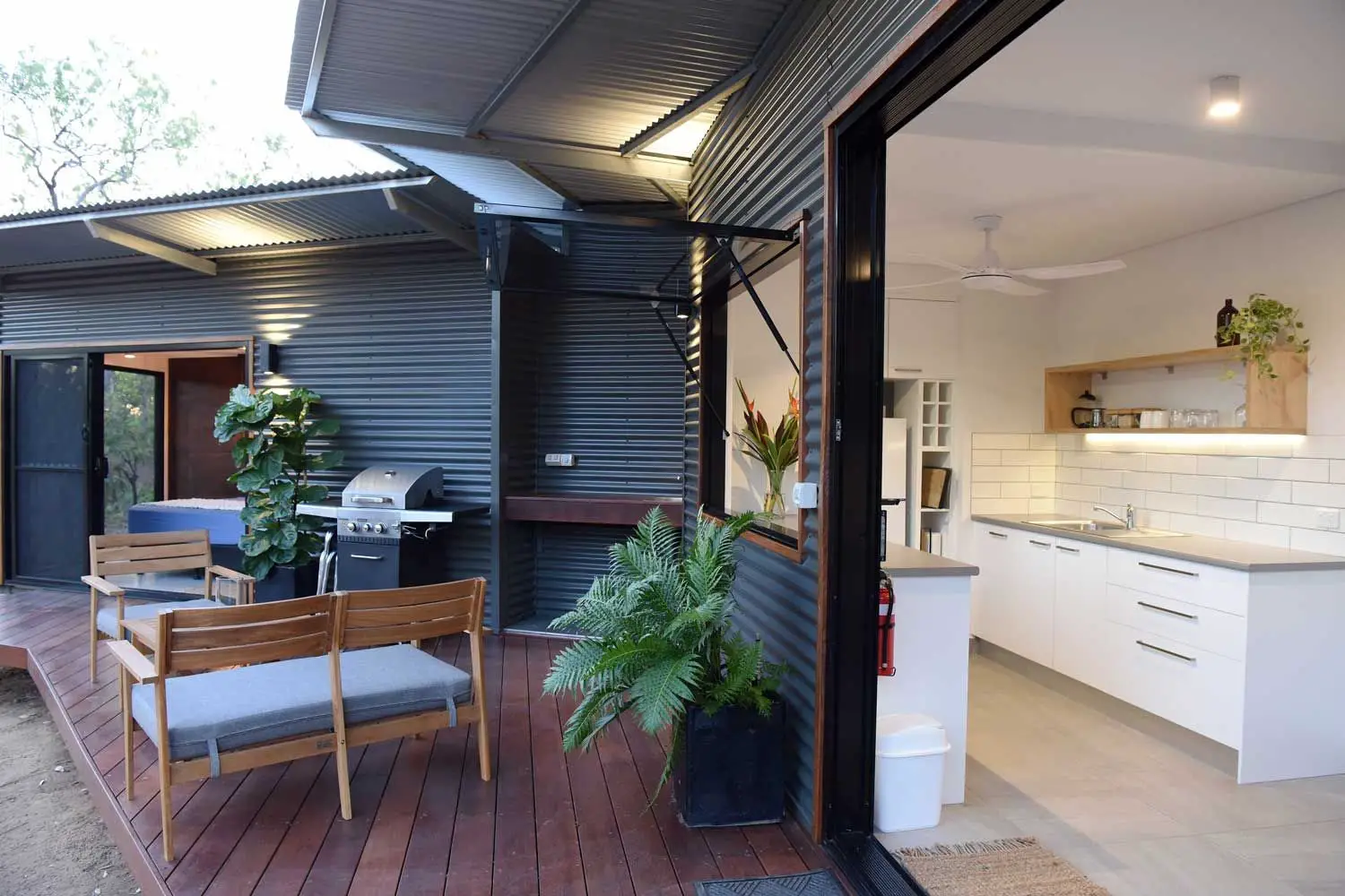 废旧集装箱变身时尚度假屋-9