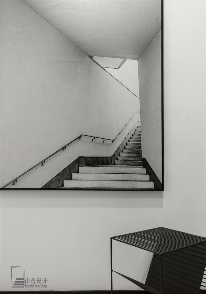 黑白基调的现代家居空间，书柜电视墙展现高雅品味-0