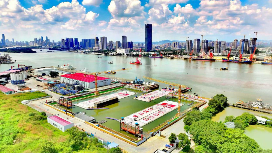 鱼珠隧道首节沉管管节顺利浮运对接-3