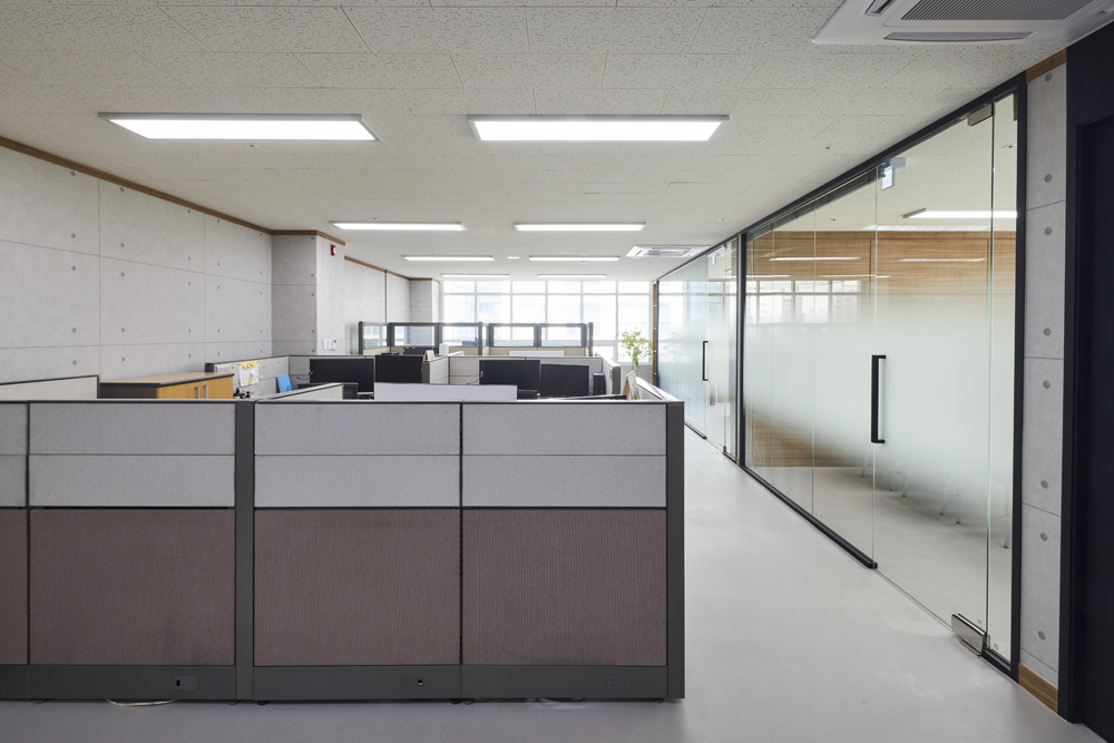 简约白调的 35 平办公空间设计-6