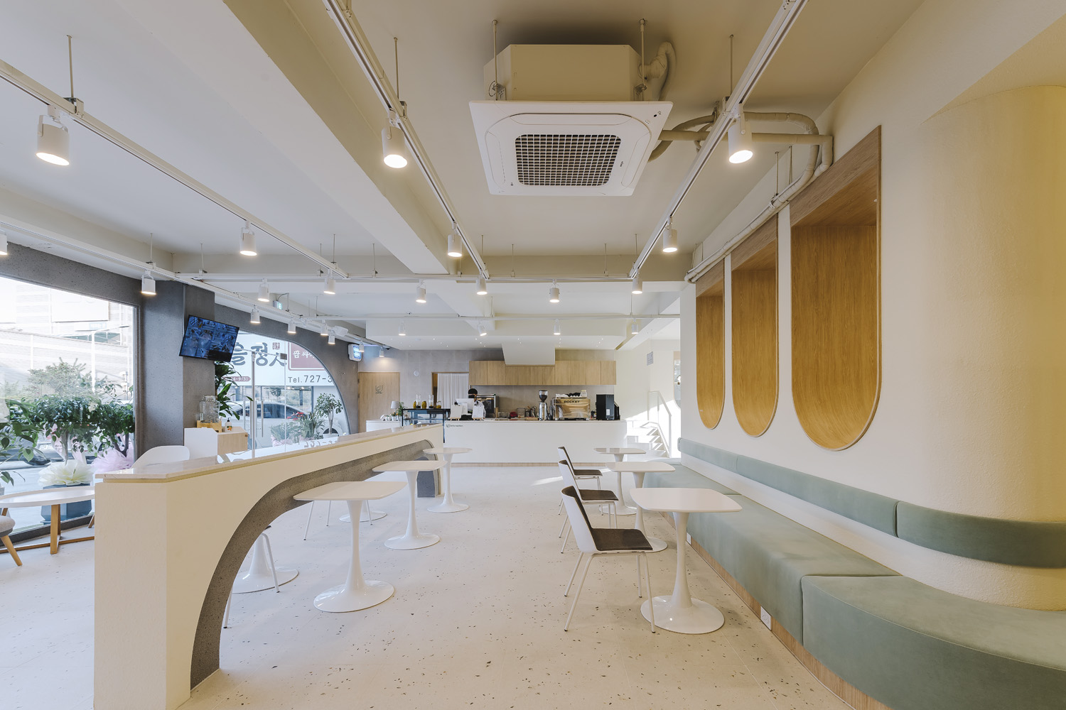 90 平米白色&木纹现代咖啡厅设计-13