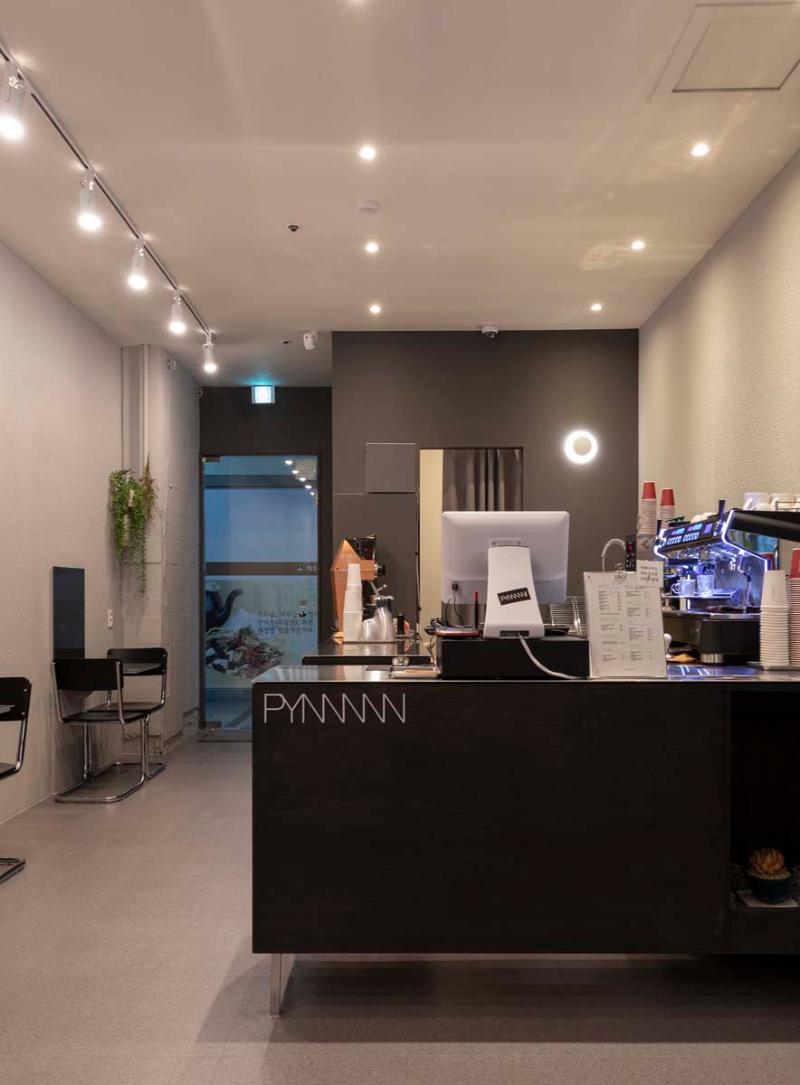 黑白光影中的 13 坪咖啡空间-4