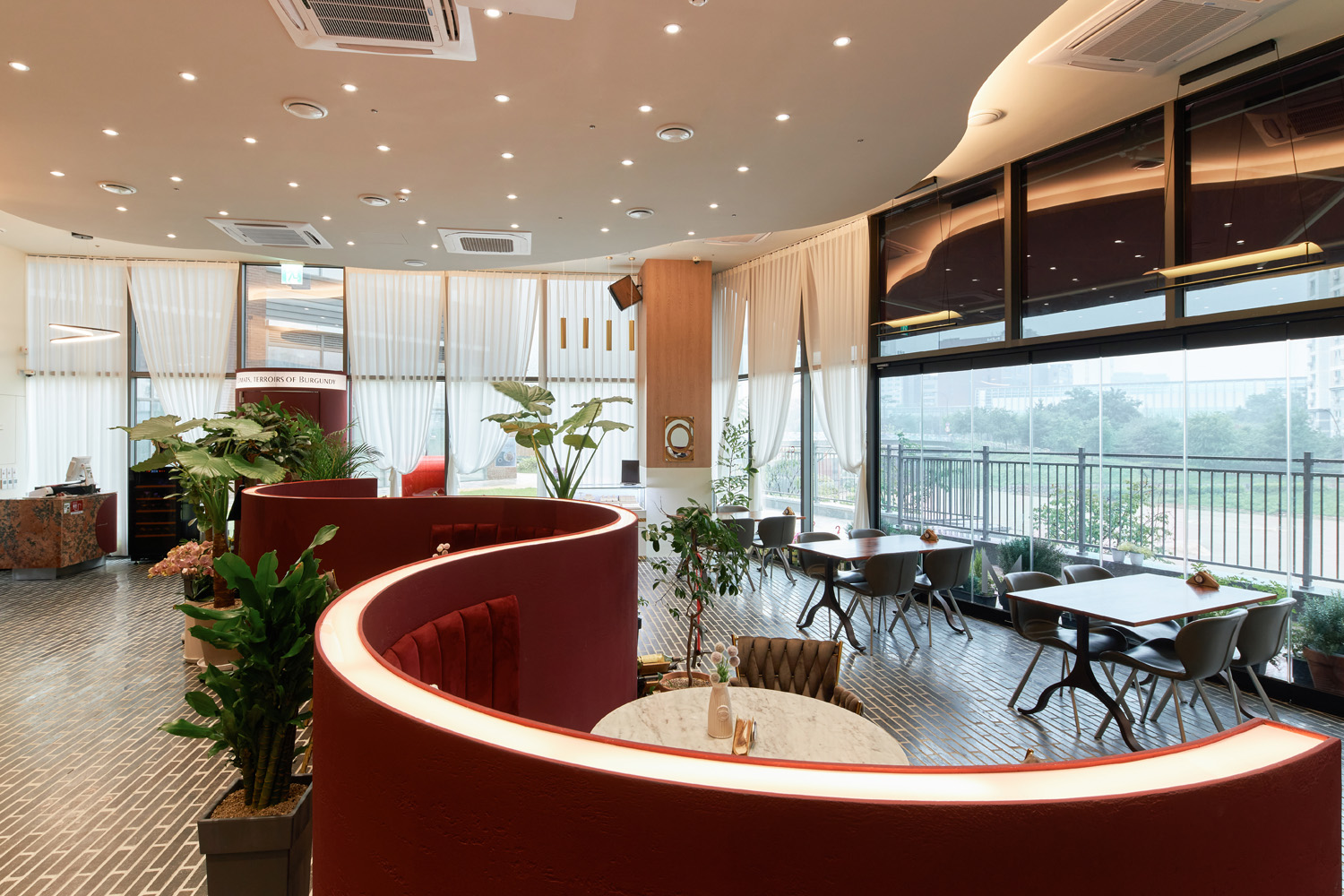 曲径通幽 | 55 平米餐厅的曲线魅力-6