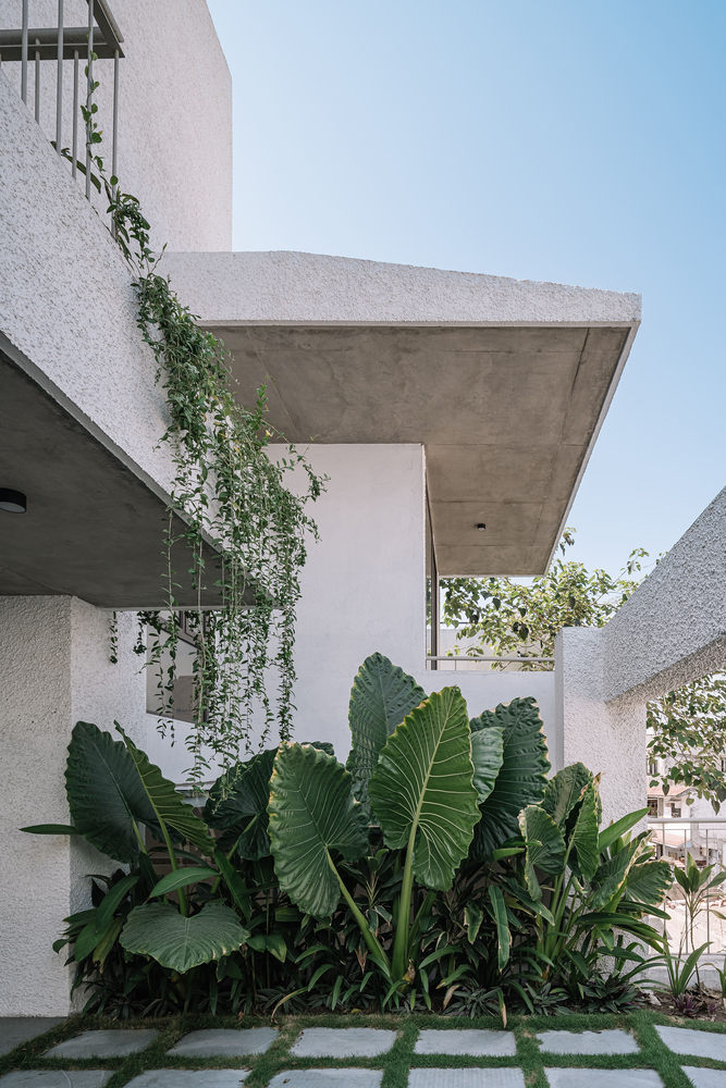 白色漂白之家 | 印度 Parvat Patiya 地区的现代简约住宅设计-23