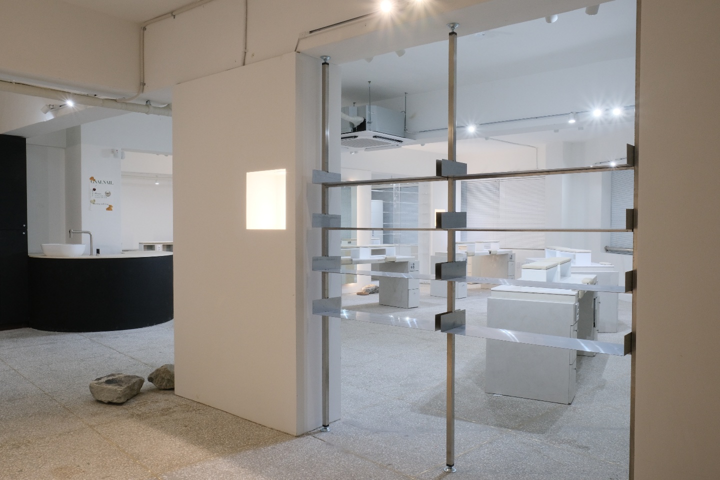 白色调高级氛围的 30 平米小户型设计-18