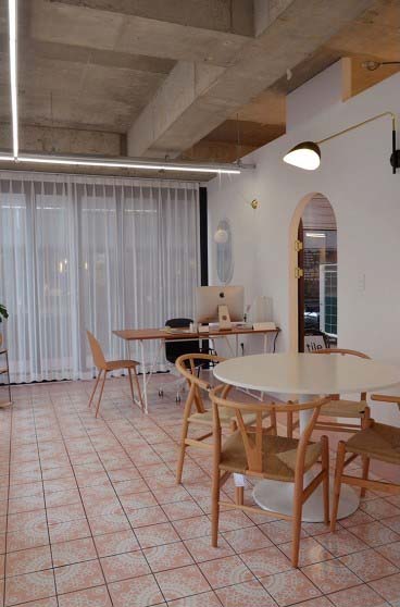 极简设计打造办公空间与展示厅-6