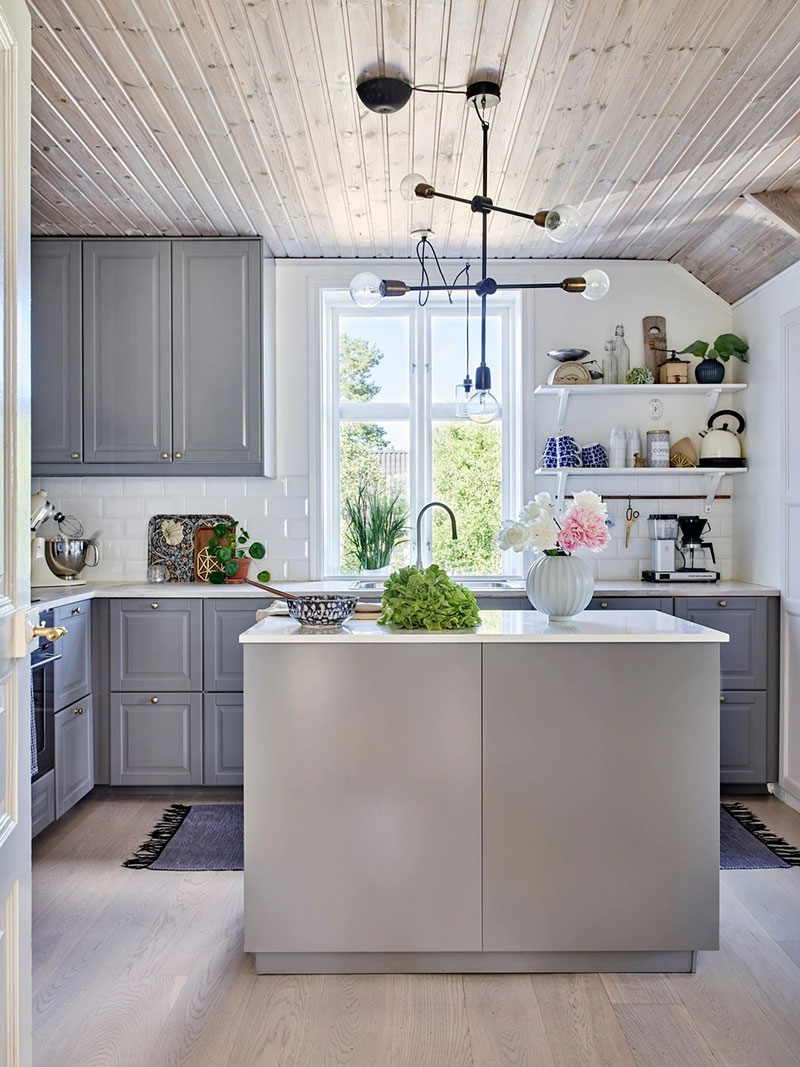 瑞典年轻家庭打造白色夏日小屋，自然与现代的完美融合-10