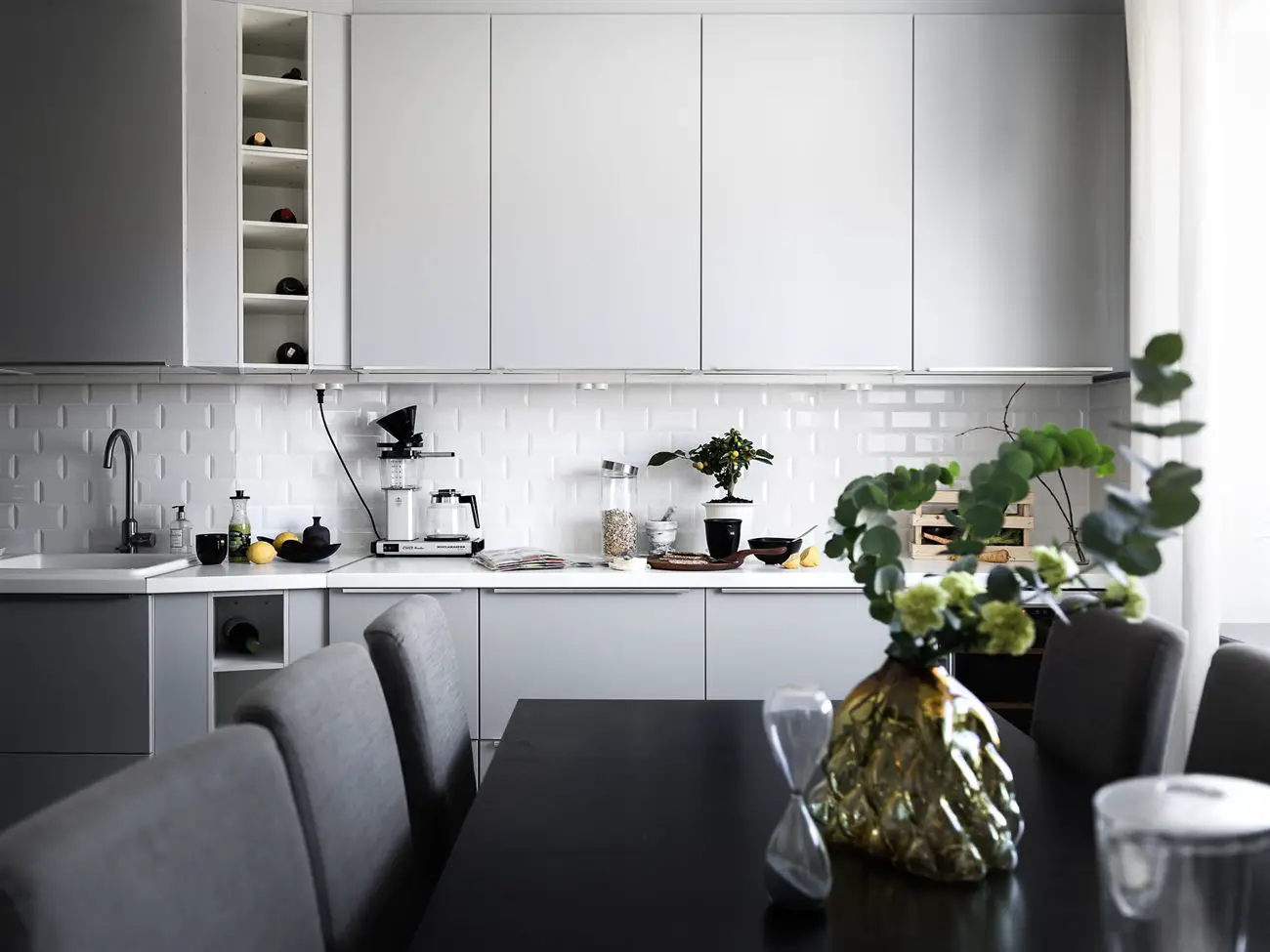 瑞典 1931 年老建筑中的红砖阁楼卧室-9