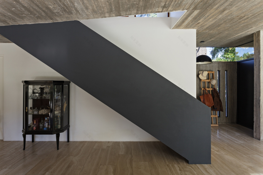 阿根廷封闭社区内的独特几何住宅-31