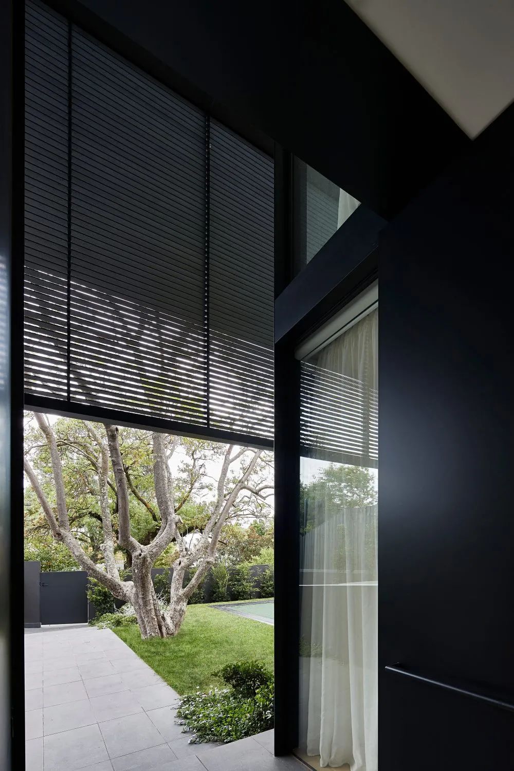 墨尔本 U 型现代别墅 | 坚固与温暖的二元探索-33